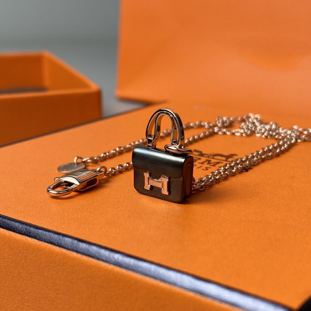 [Love Lucky]CONSTANCE BLACK PEDANT PINK GOLD NECKLACE