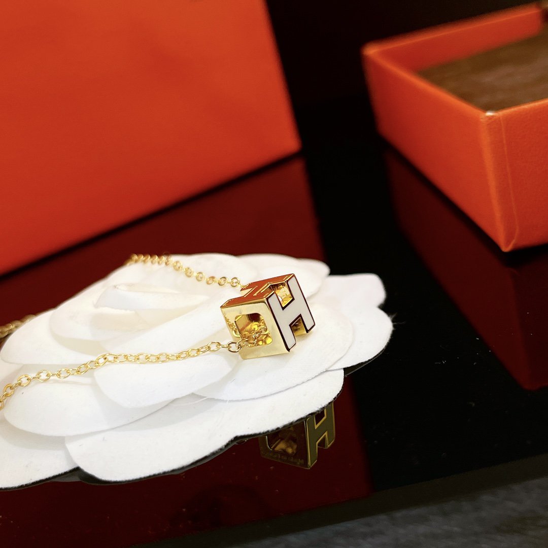 [Love Lucky]H WHITE SQUARE GOLD NECKLACE
