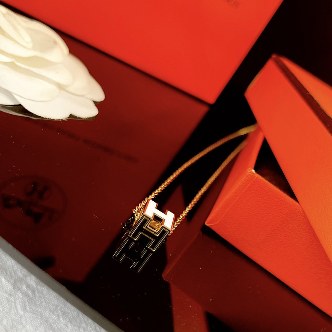 [Love Lucky]H WHITE SQUARE GOLD NECKLACE