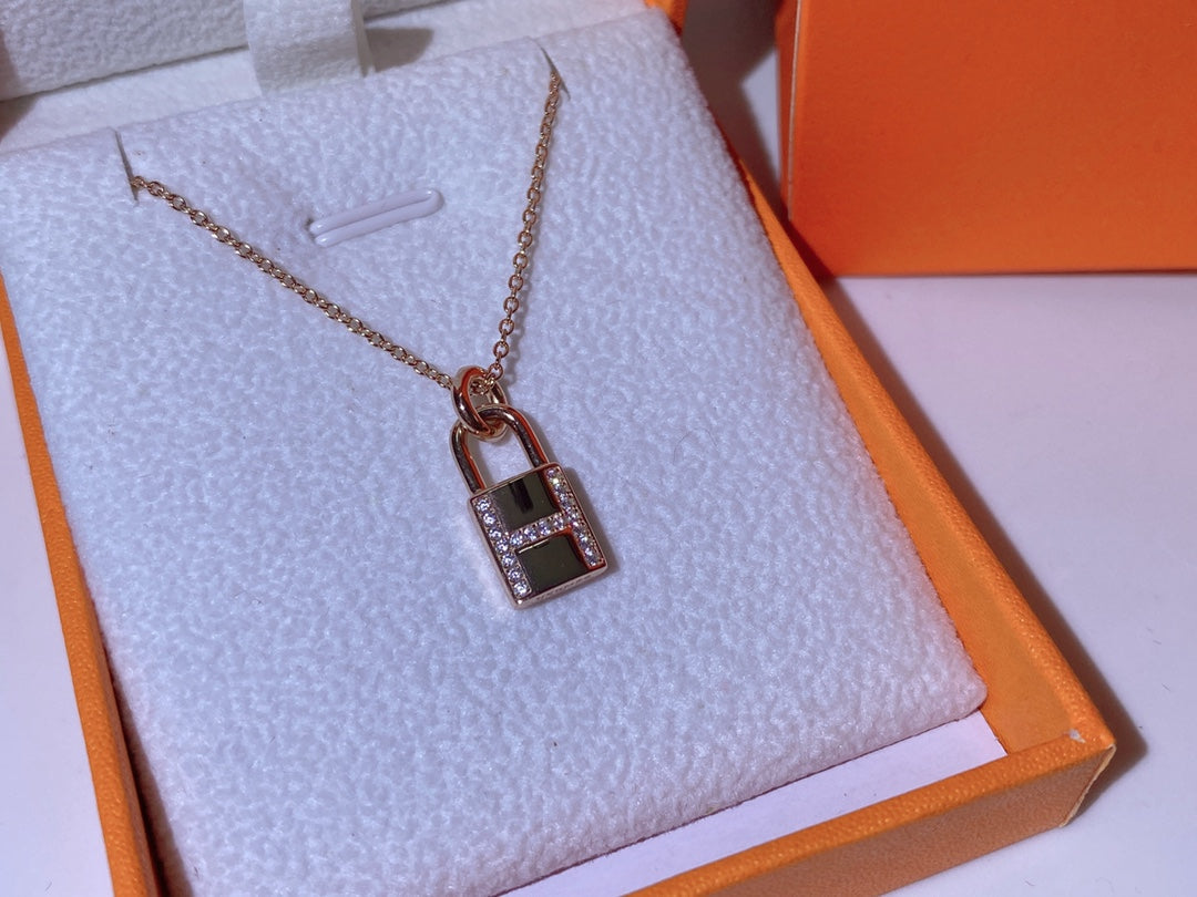 [Love Lucky]HM ADVANCED NICHE LOCK HEAD NECKLACE DIAMONDS