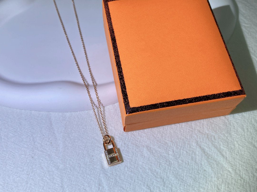 [Love Lucky]HM ADVANCED NICHE LOCK HEAD NECKLACE DIAMONDS