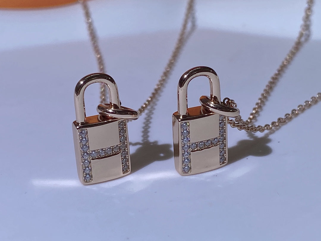 [Love Lucky]HM ADVANCED NICHE LOCK HEAD NECKLACE DIAMONDS